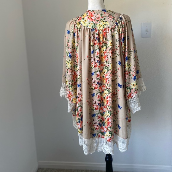 Umgee Tan Floral Lace Trimmed Kimono / Size Small - Picture 5 of 9